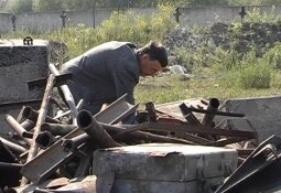 В Приволжском районе Астрахани воровали трубы с кладбищенской территории