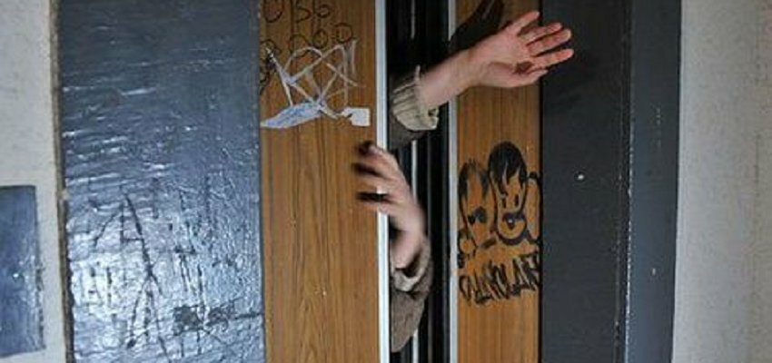 Жильцы двадцатиэтажки в центре Одессы почти час были заложниками лифта Жильцы двадцатиэтажки в центре Одессы почти час были заложниками лифта